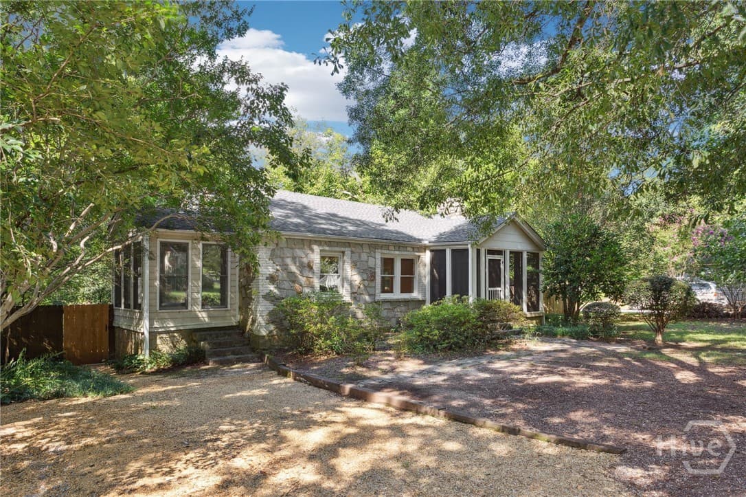 385 Sunset Drive - Photo 1