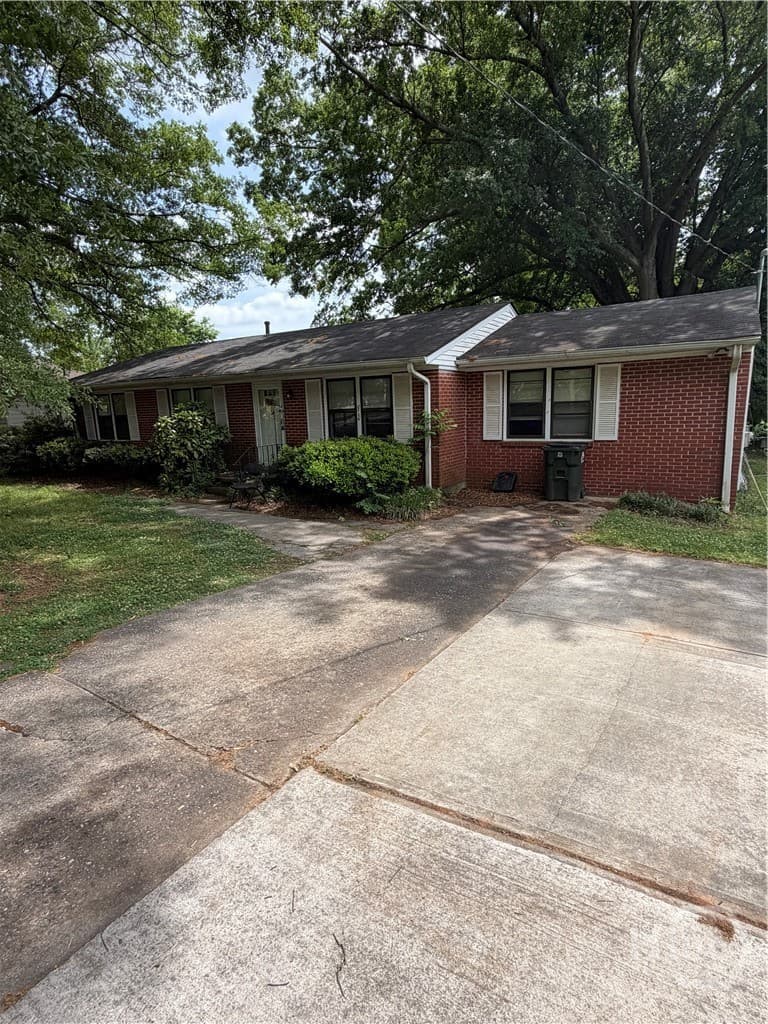 216 E Meadow Drive