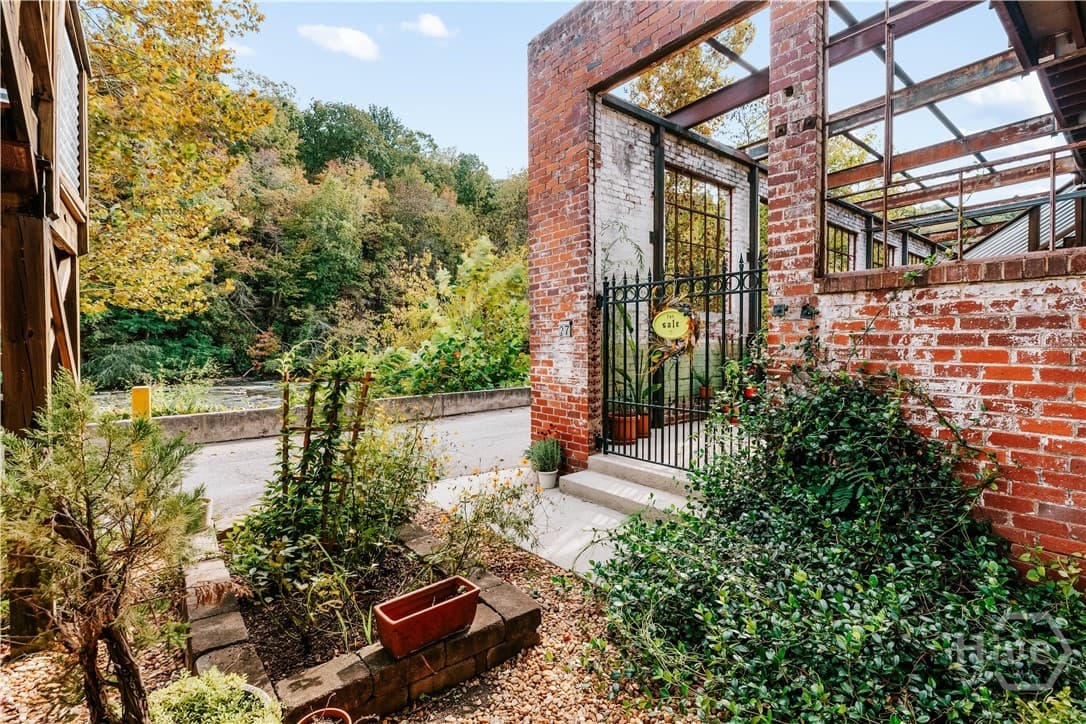 585 White Circle 27 - Photo 1